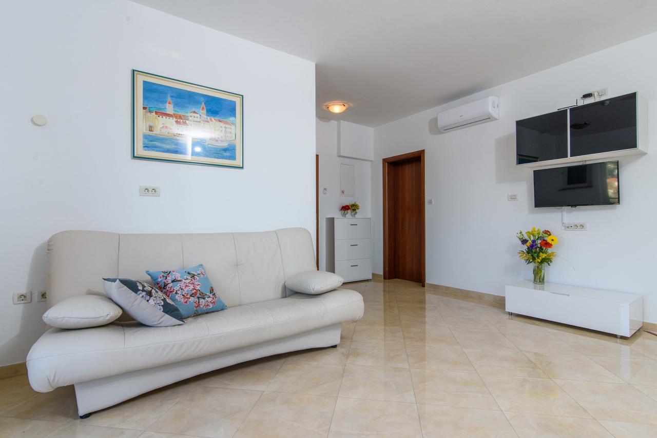 Villa Mediterana Seget Vranjica Buitenkant foto