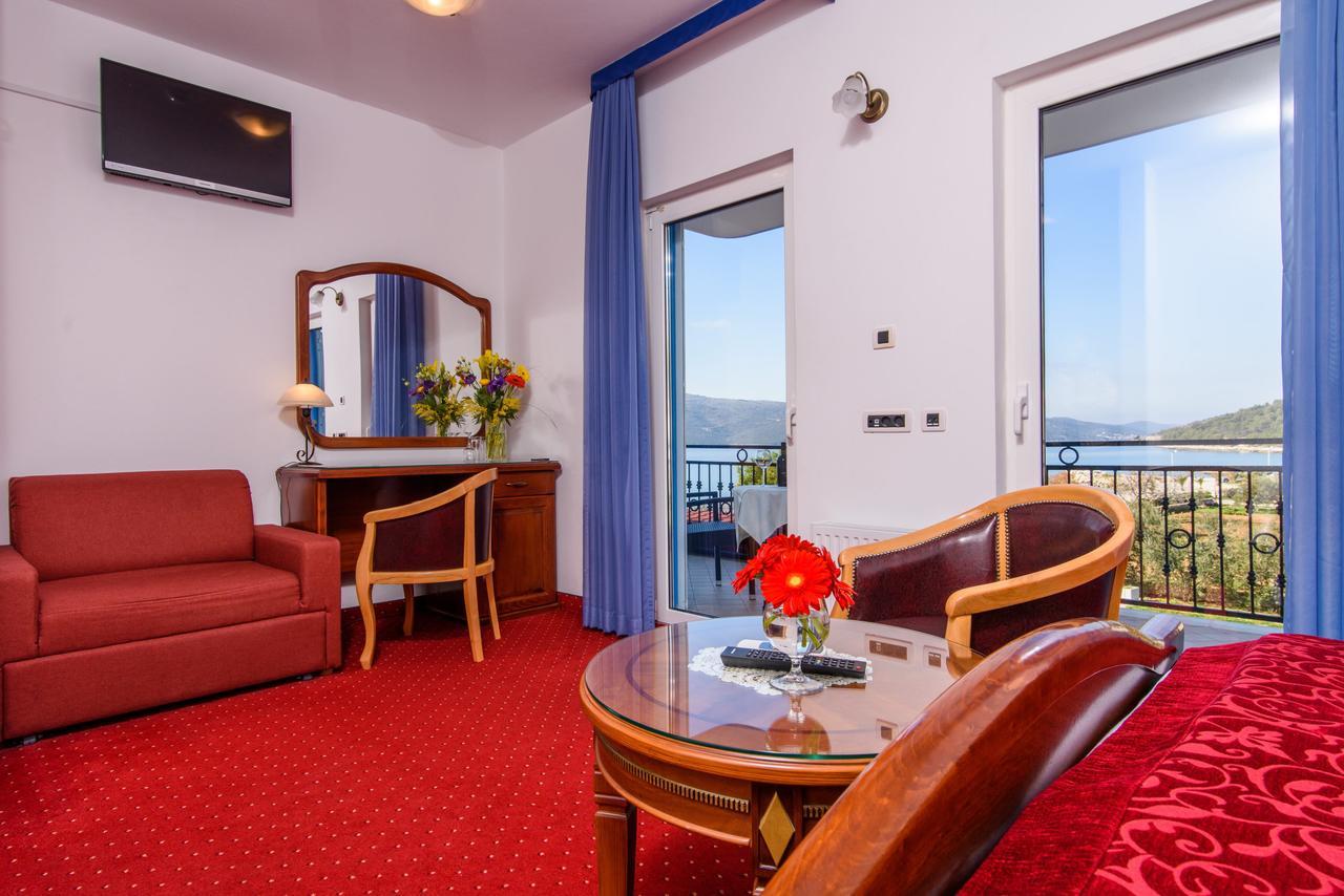 Villa Mediterana Seget Vranjica Buitenkant foto
