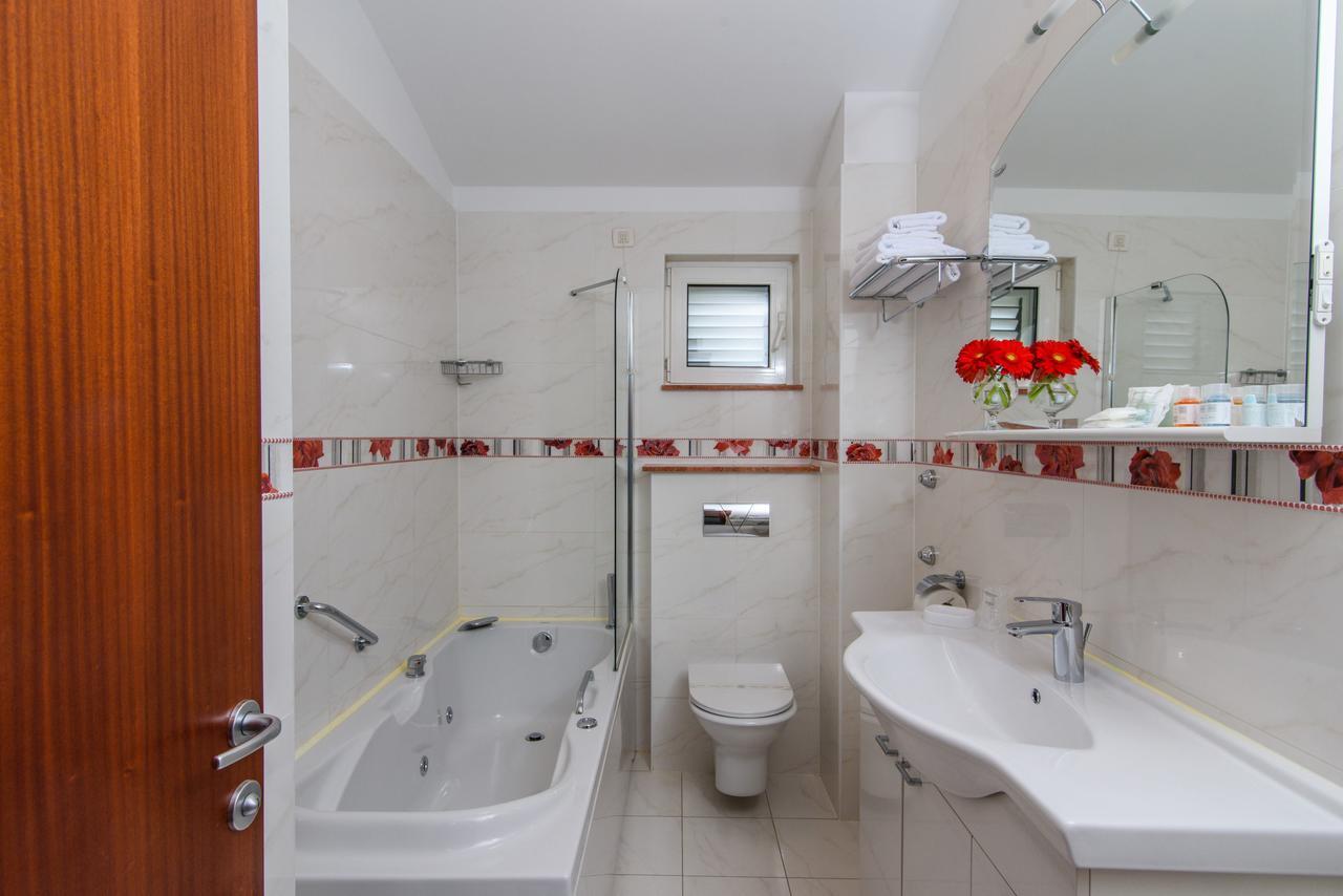 Villa Mediterana Seget Vranjica Buitenkant foto