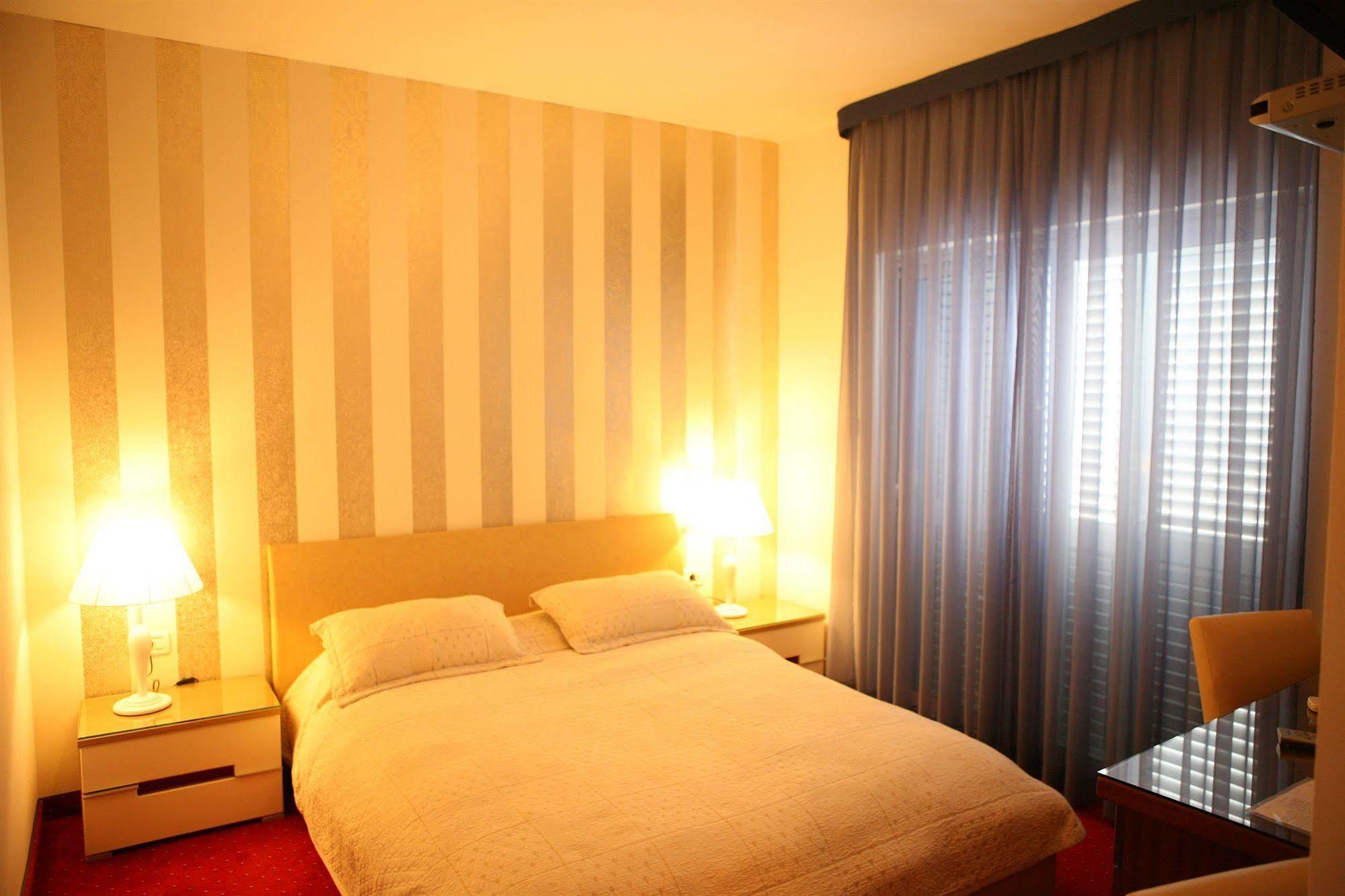 Villa Mediterana Seget Vranjica Buitenkant foto